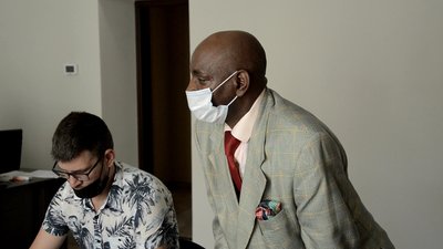 Запорізького таксиста, який образив уродженця Конго, визнали винним у хуліганстві