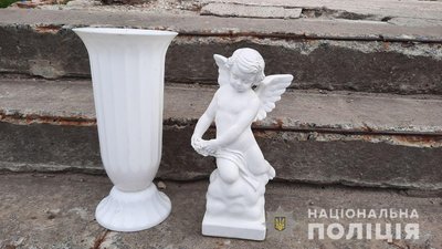У Житомирі розшукали чоловіка, який викрав мармурову статую з військового кладовища