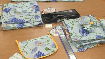 Ножиці, тканину та інші необхідні для пошиву матеріали закупила благодійна організація. Ножиці, тканину та інші необхідні для пошиву матеріали закупила благодійна організація.
