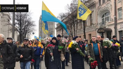 Родичі Небесної сотні пікетували біля ОПУ до роковин розстрілів Родичі Небесної сотні пікетували біля ОПУ до роковин розстрілів