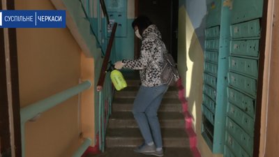 Власноруч дезінфікують будинок жителі черкаської багатоповерхівки Власноруч дезінфікують будинок жителі черкаської багатоповерхівки