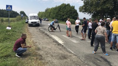 На Прикарпатті обурені бездоріжжям селяни блокують дорогу