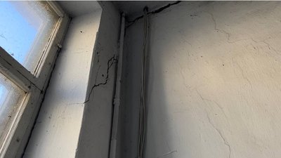 У Миколаєві вибухові хвилі призвели до тріщін у багатоповерхівці У Миколаєві вибухові хвилі призвели до тріщін у багатоповерхівці
