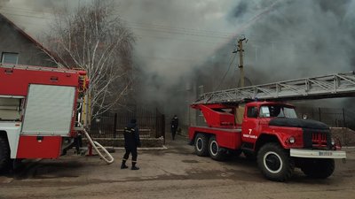 Площа пожежі 400 квадратних метрів. На Миколаївщині горить молитовний будинок Площа пожежі 400 квадратних метрів. На Миколаївщині горить молитовний будинок