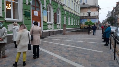 На виборчій дільниці в Тернополі люди займали чергу за 30 хвилин до відкриття На виборчій дільниці в Тернополі люди займали чергу за 30 хвилин до відкриття