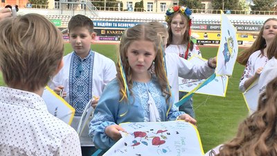 170 учнів запустили повітряних зміїв зі своїми малюнками у місті Хмельницькому 170 учнів запустили повітряних зміїв зі своїми малюнками у місті Хмельницькому