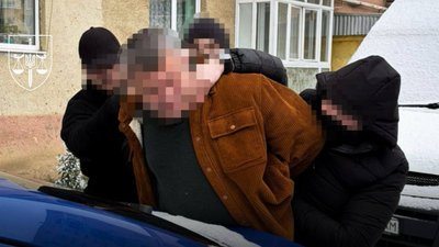 Безмитне ввезення елітних годинників: на Закарпатті затримали підозрюваного митника