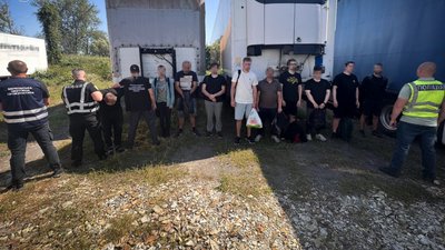 На Закарпатті судитимуть підозрюваних у переправленні чоловіків у вантажівці під деревиною