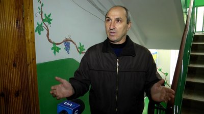 У райцентрі Житомирщини стіни всіх під'їздів п'ятиповерхівки розмалювали малюнками У райцентрі Житомирщини стіни всіх під'їздів п'ятиповерхівки розмалювали малюнками