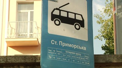 На кінцевих зупинках громадського транспорту в Одесі працюють "посадочні команди" На кінцевих зупинках громадського транспорту в Одесі працюють "посадочні команди"