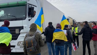 Блокування фур на кордоні. Російські водії погрожують активістам розправою та йдуть на таран