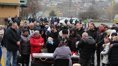Життя обірвалося під час служби: на Черкащині в останню путь провели сержанта Життя обірвалося під час служби: на Черкащині в останню путь провели сержанта