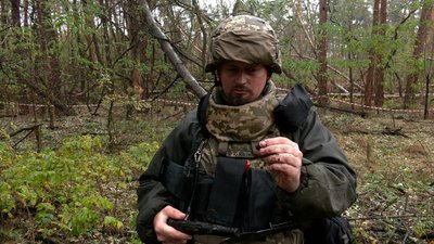 Сапер підрозділу Державної спеціальної служби транспорту Олександр Подобєд показує осколки від мін знайдені на Чернігівщині Сапер підрозділу Державної спеціальної служби транспорту Олександр Подобєд показує осколки від мін знайдені на Чернігівщині