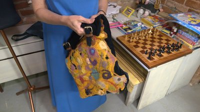Рюкзак із старих джинсів, валяння та інших клаптиків Рюкзак із старих джинсів, валяння та інших клаптиків