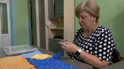 У Луцьку почали в'язати теплий прапор України