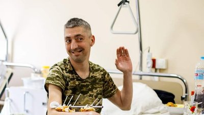 "Був 90 днів на "нулі". В Івано-Франківську лікарі допомагають видужати бійцю зі Львова Роману Мудрому "Був 90 днів на "нулі". В Івано-Франківську лікарі допомагають видужати бійцю зі Львова Роману Мудрому