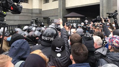 У Києві будівлю КСУ закидали фаєрами та презервативами. Оновлюється У Києві будівлю КСУ закидали фаєрами та презервативами. Оновлюється