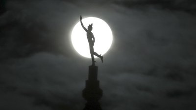Над Землею піднявся Квітковий Місяць. Як він виглядав з різних куточків світу