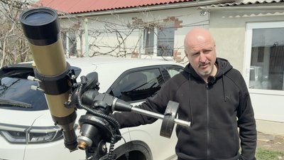 Михайло Бондаренко поруч із телескопом