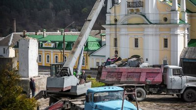 На Тернопільщині демонтували пам’ятник Максима Горького На Тернопільщині демонтували пам’ятник Максима Горького
