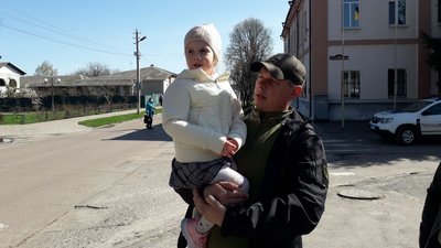 10 днів, щоб побути разом — військовий, після служби під Бахмутом, зустрівся з сім’єю 10 днів, щоб побути разом — військовий, після служби під Бахмутом, зустрівся з сім’єю