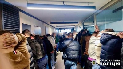 Виманювали до 200 тисяч доларів на місяць: на Одещині затримали організатора та працівників колцентру