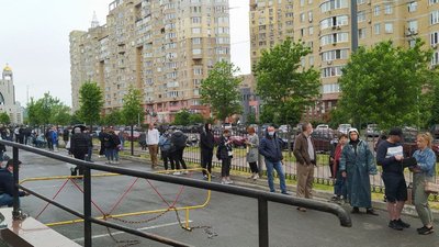 Біля столичного МВЦ утворилася велика "жива" черга на вакцинацію Біля столичного МВЦ утворилася велика "жива" черга на вакцинацію