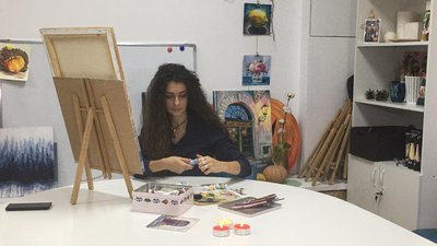 "Вулицями України": вінничанка написала понад 20 картин старовинних дверей