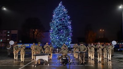 У Вінниці військові музиканти привітали зі святами і заспівали "Щедрик"
