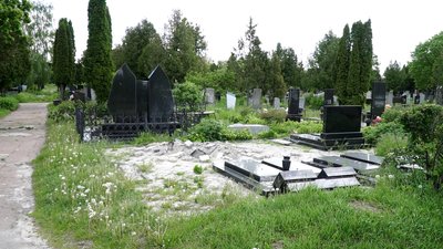 Ходити виключно доріжками та нікуди не звертати: у Чернігові відкрили кладовище "Яцево" Ходити виключно доріжками та нікуди не звертати: у Чернігові відкрили кладовище "Яцево"