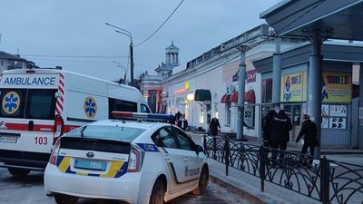 У Житомирі на вході в Житній ринок помер чоловік