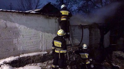 У Дніпрі під час ліквідації пожежі рятувальники винесли з будинку 91-річну жінку