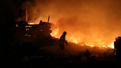РФ вдарила ракетою по харківському ресторану: вогонь знищив комплекс РФ вдарила ракетою по харківському ресторану: вогонь знищив комплекс