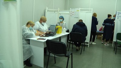 У Житомирі черги серед тих, хто прийшов вакцинуватися до міського центру вакцинації У Житомирі черги серед тих, хто прийшов вакцинуватися до міського центру вакцинації