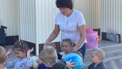 Вихователька Олена Гогілідзе на прогулянці з дітьми Вихователька Олена Гогілідзе на прогулянці з дітьми