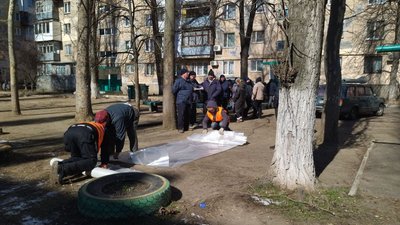 У Миколаєві відновлюють інфраструктуру та допомагають жителям, чиї будинки постраждали від обстрілів У Миколаєві відновлюють інфраструктуру та допомагають жителям, чиї будинки постраждали від обстрілів