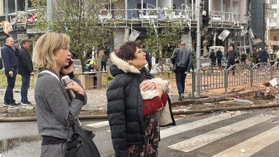 У будівлі — жодного вцілілого вікна. Речник ДСНС та керівник "Добробату" розповіли про розбір завалів у Харкові