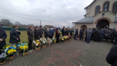 На Тернопільщині попрощалися із загиблим бійцем Романом Кравчуком На Тернопільщині попрощалися із загиблим бійцем Романом Кравчуком