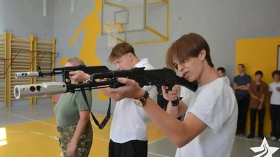 У школі в Криму окупанти провели для дітей заняття з військової підготовки
