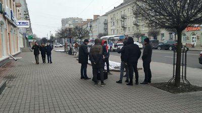 У центрі Луцька затримали на хабарі двох інспекторів-екологів У центрі Луцька затримали на хабарі двох інспекторів-екологів