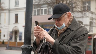 Вінницький вуличний музикант приймає гроші через QR-код Вінницький вуличний музикант приймає гроші через QR-код