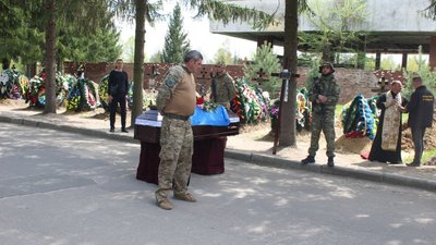 "Був готовий віддати себе справі, якою займався. Так і вийшло". У Сумах поховали бійця "Правого сектору" "Був готовий віддати себе справі, якою займався. Так і вийшло". У Сумах поховали бійця "Правого сектору"