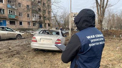 Прокурор збирає докази на місці російського обстрілу, березень 2024 рік, Донеччина