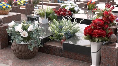 Квіти, які не зникають: що відбувається зі штучними квітами з кладовищ Луцька Квіти, які не зникають: що відбувається зі штучними квітами з кладовищ Луцька