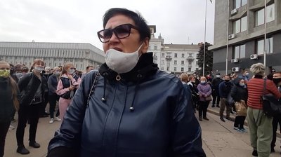 У Сумах підприємці знову вийшли на акцію проти карантинних обмежень "червоної" зони У Сумах підприємці знову вийшли на акцію проти карантинних обмежень "червоної" зони