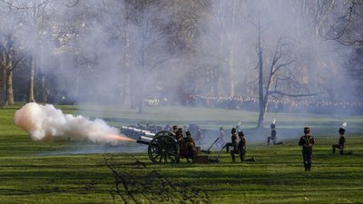 До 70-річчя правління британської королеви у Лондоні та Единбурзі провели гарматний салют