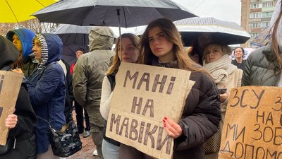 Йой, пане мер, а у нас тут ціла площа: у Черкасах відбулася акція "Гроші на ЗСУ" Йой, пане мер, а у нас тут ціла площа: у Черкасах відбулася акція "Гроші на ЗСУ"
