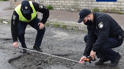 У Житомирі патрульні обстежують стан доріг – складено 15 приписів У Житомирі патрульні обстежують стан доріг – складено 15 приписів