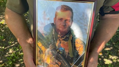 “Я йому кажу: Вадімка, ти обов’язково повернешся”: на Сумщині поховали військовослужбовця ЗСУ
