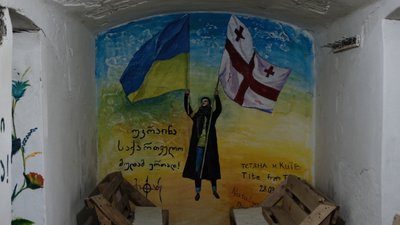 Художниця з Києва розмальовує стіни бомбосховища в Чернівцях Художниця з Києва розмальовує стіни бомбосховища в Чернівцях